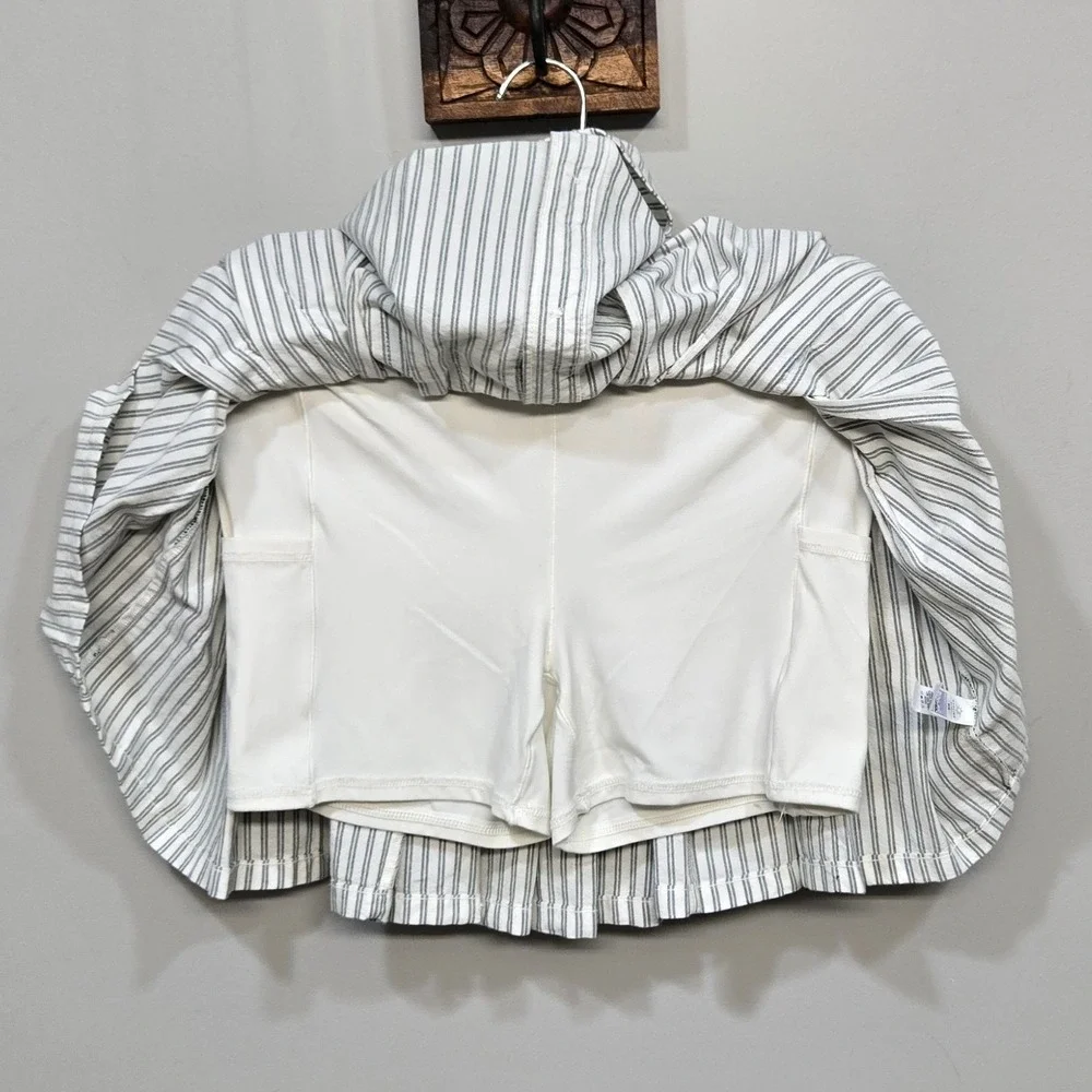 OFFLINE by Aerie Skort Medium White Blue Boxer Striped Pleated Tennis Preppy - Picture 3 of 9